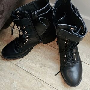 Black juicy couture boots
